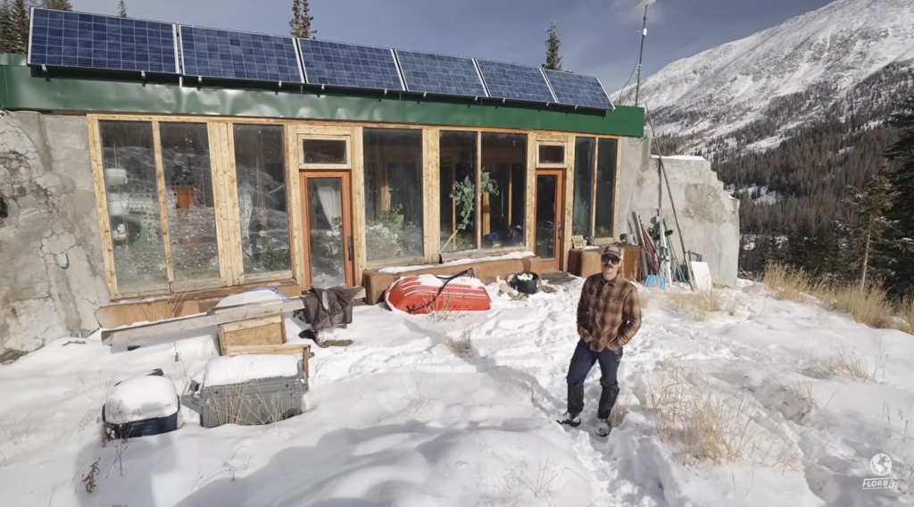O locuință de 65 de metri pătrați construită din 700 de anvelope și sticle în munții din Colorado