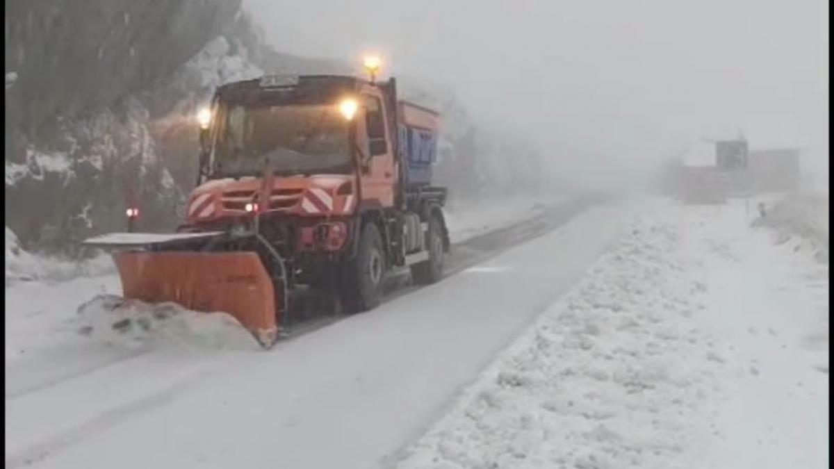 Ninsoare abundentă pe Transfăgărășan la sfârșitul lunii septembrie: au fost mobilizate utilajele de deszăpezire