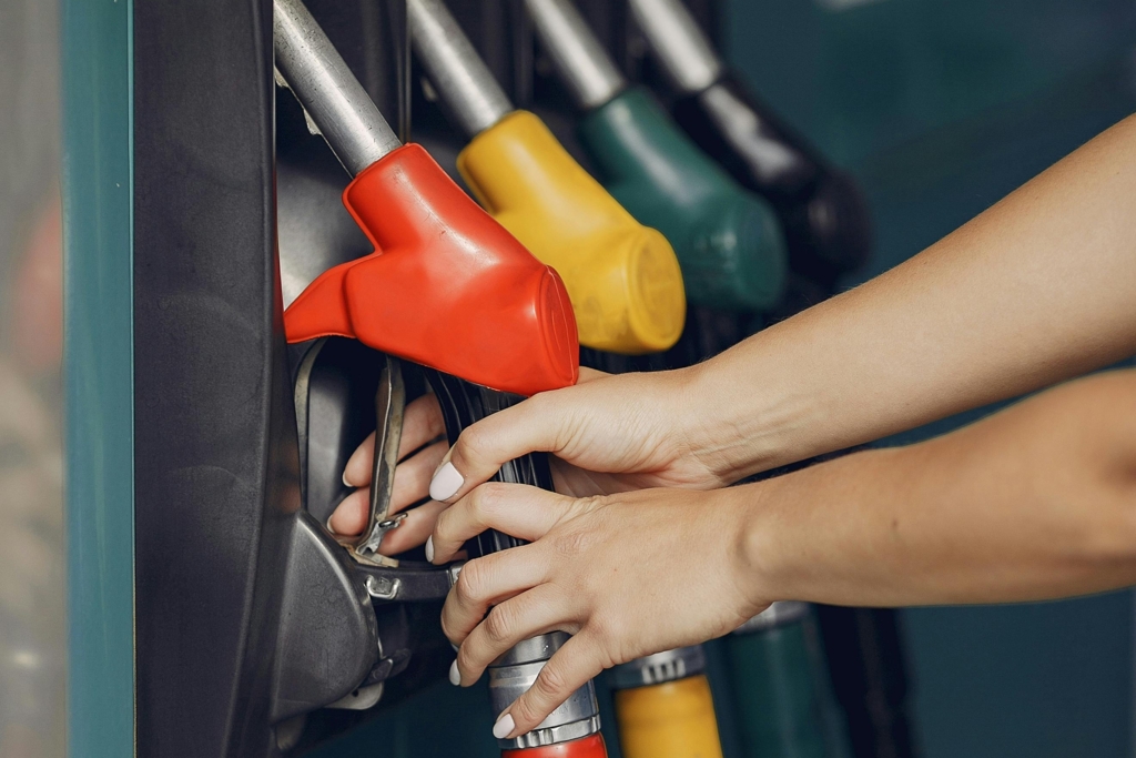 Prețul benzinei a depășit pragul de 10 lei pe litru în România