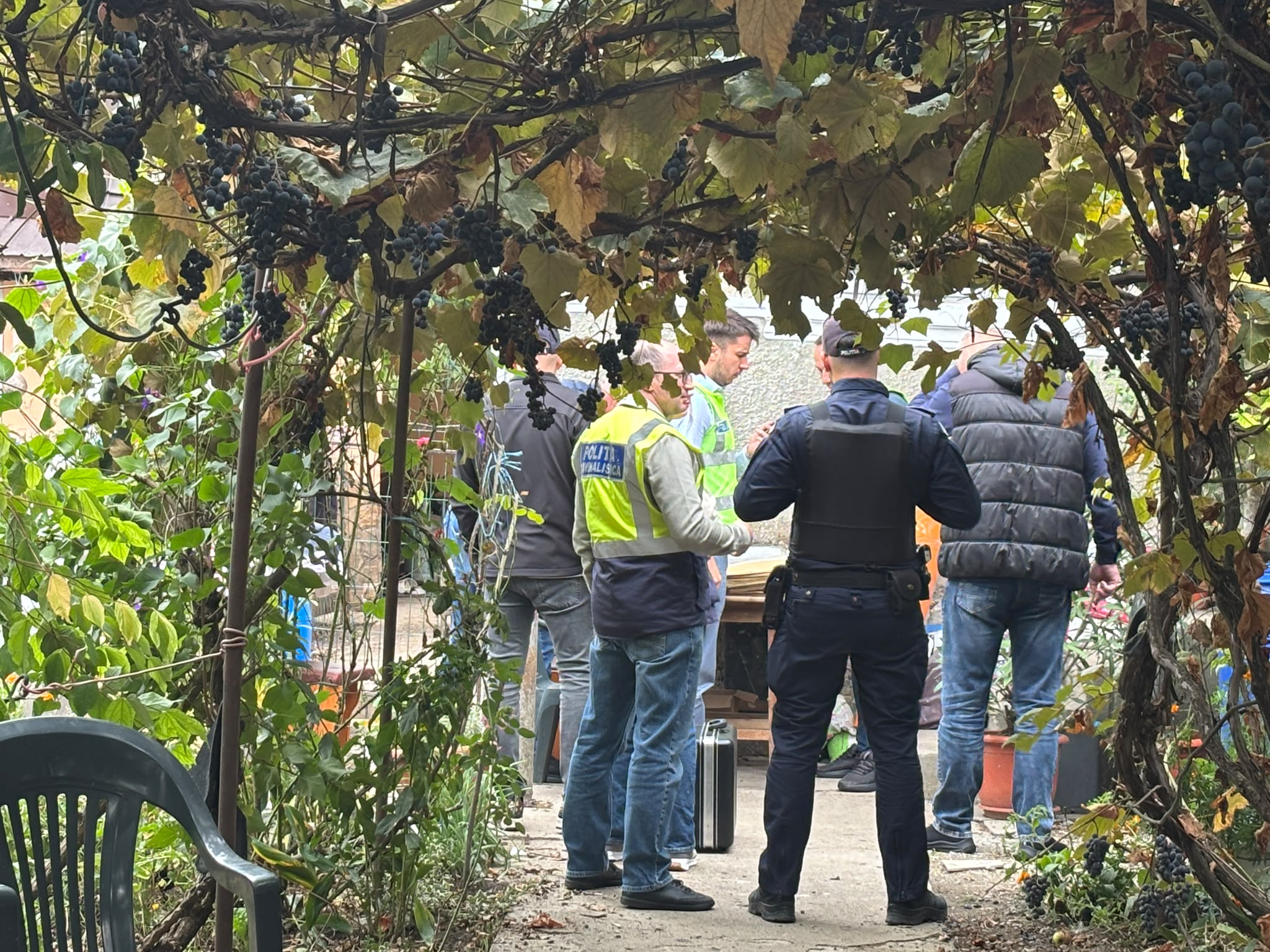 Bărbat căutat de poliție după descoperirea trupului unei femei într-o valiză pe Olt