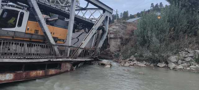 Bacău: Măsuri de urgență după prăbușirea podului de pe DN 12 A în albia râului Trotuș