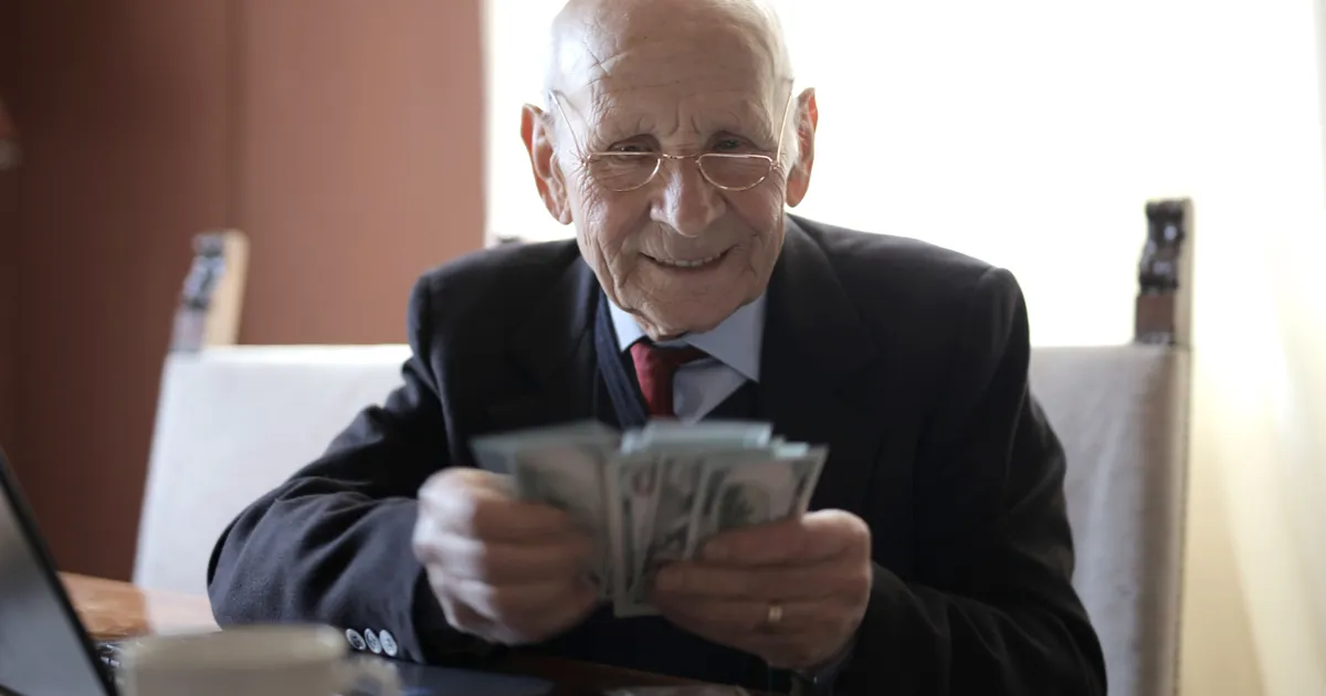 Escrocherie amoroasă în Spania: o româncă a înșelat un pensionar de 82 de ani și i-a furat averea