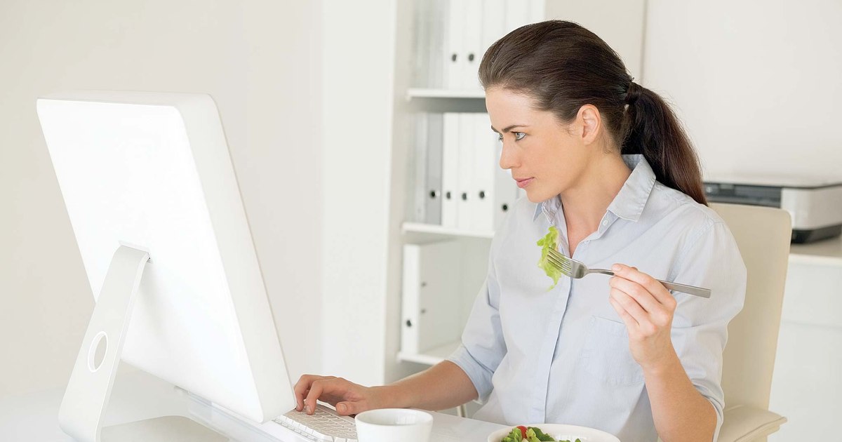 Programul de 9 ore de la serviciu: Este legal ca pauza de masă să fie în afara orelor de muncă?