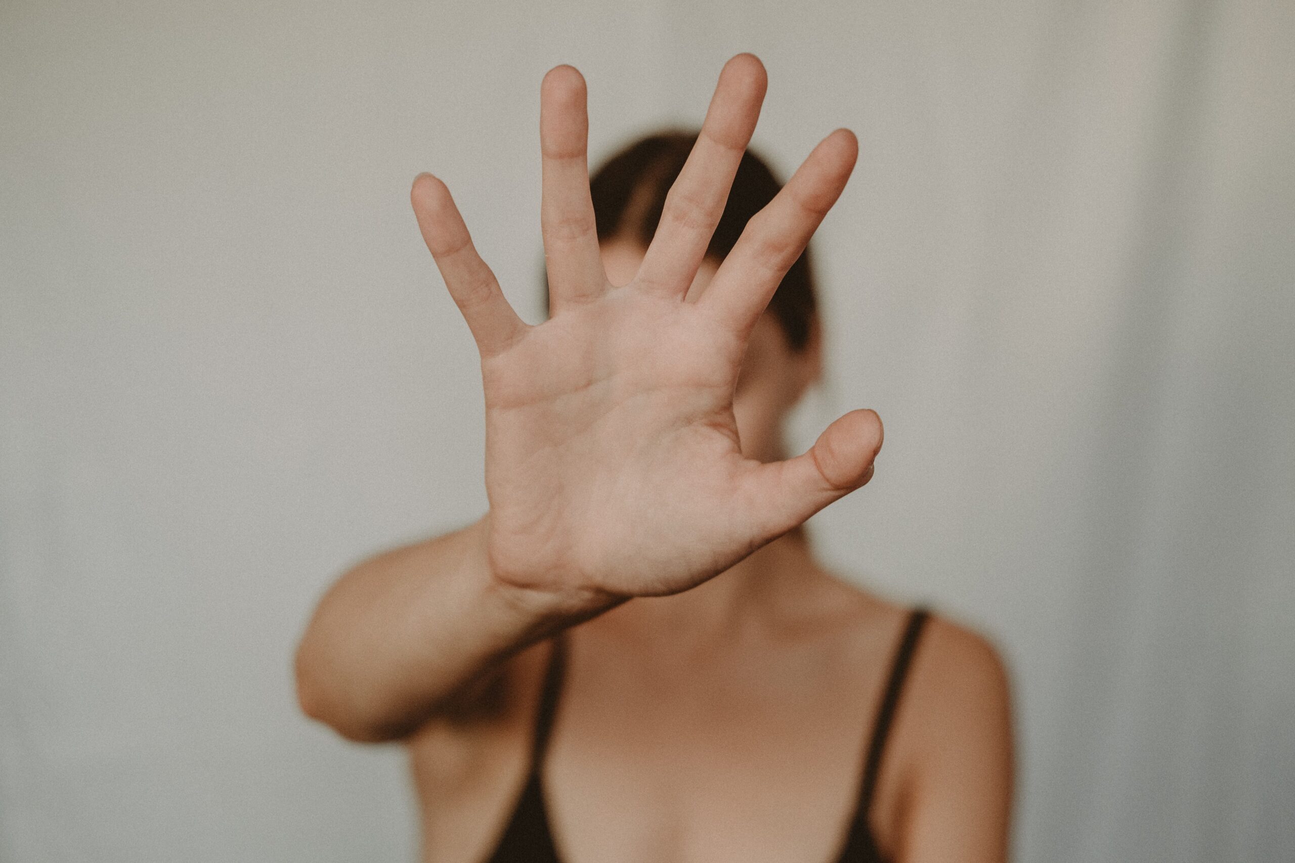 Raport european: Victimele violenței domestice se confruntă cu birocrația și lipsa adăposturilor în România