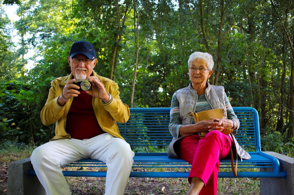 Fenomenul „SKI”: Pensionarii aleg să își cheltuiască economiile pe experiențe în loc să lase moștenire