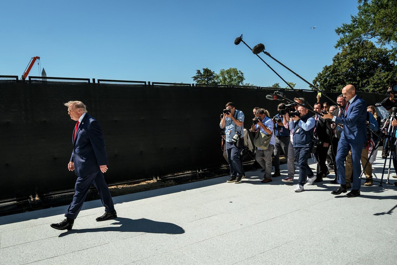 Un judecător federal a anulat restricțiile impuse de Trump jurnaliștilor de la CNN, MS NOW și Politico