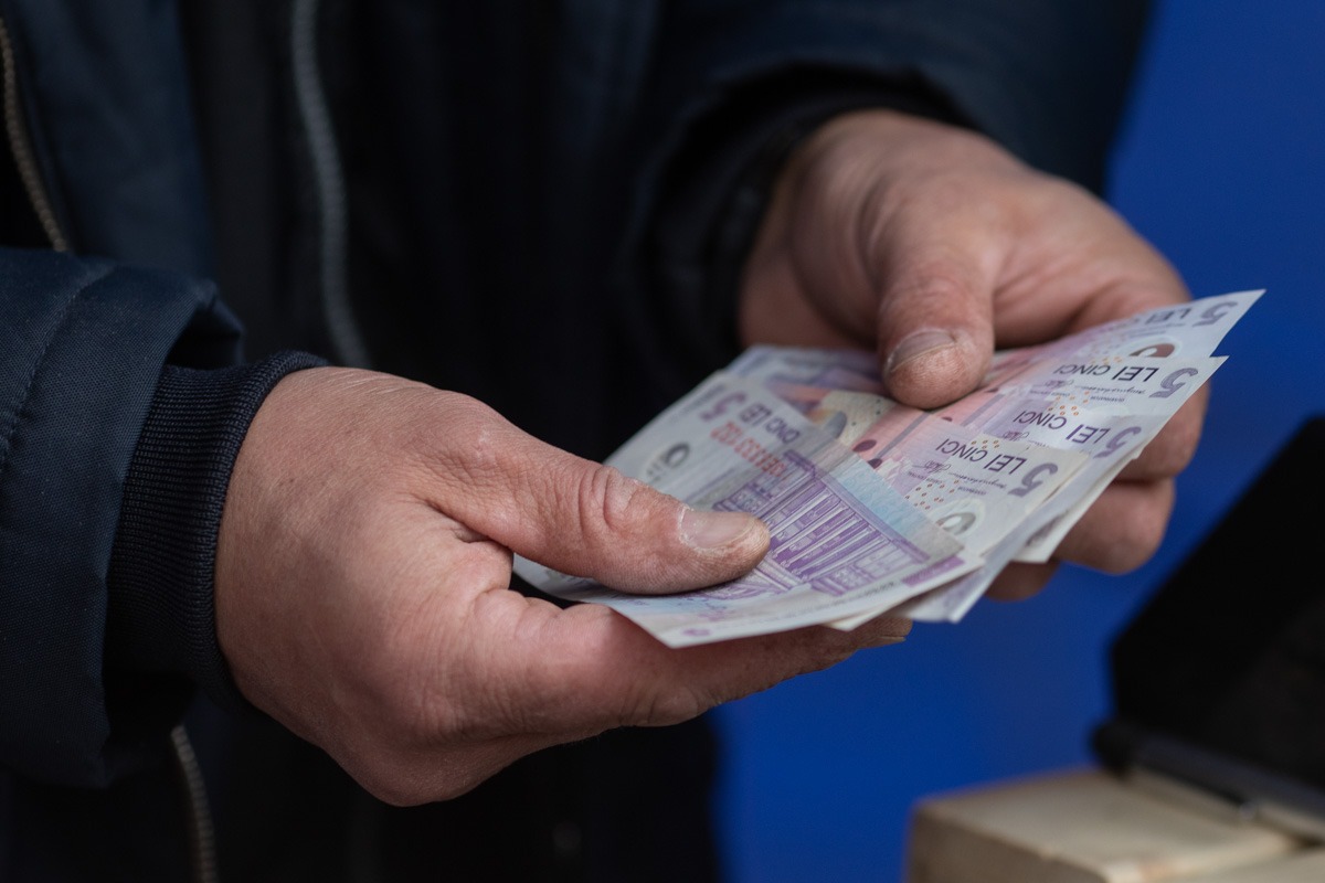 Studiu BCR: Există un paradox între încrederea tinerilor și cunoștințele reale în domeniul financiar