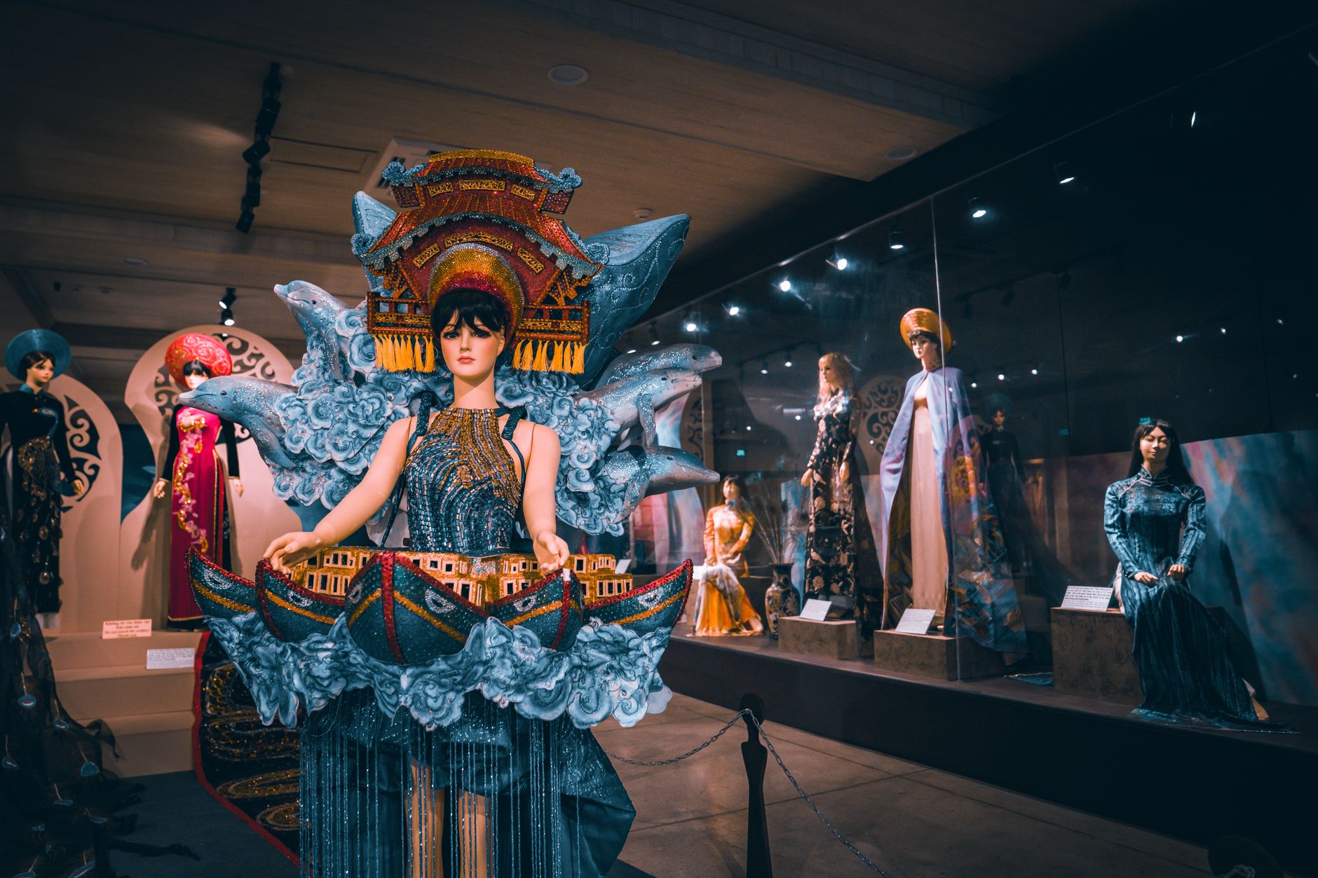 Expoziție la Milano: Cum a influențat universul lui Salvador Dalí industria modei, de la Schiaparelli la Dior