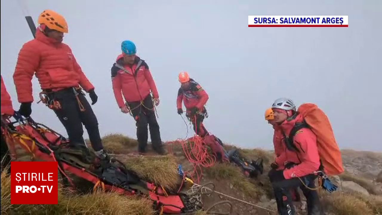 Operațiune de salvare extrem de dificilă în Munții Făgăraș pentru recuperarea unui turist polonez