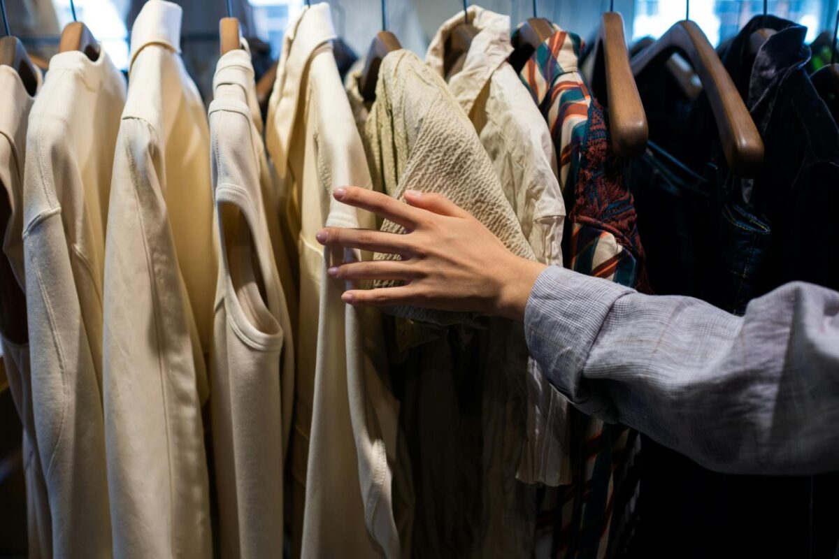 74% dintre români au cumpărat haine second-hand în ultimii trei ani, conform unui studiu