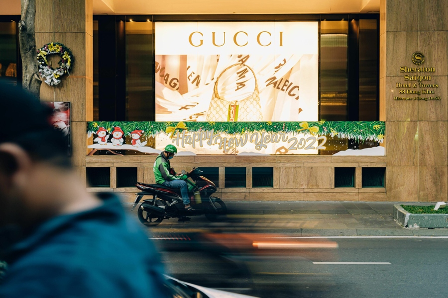 Dosar de furturi de lux în Italia: Doi români vindeau produse Gucci pe o platformă celebră