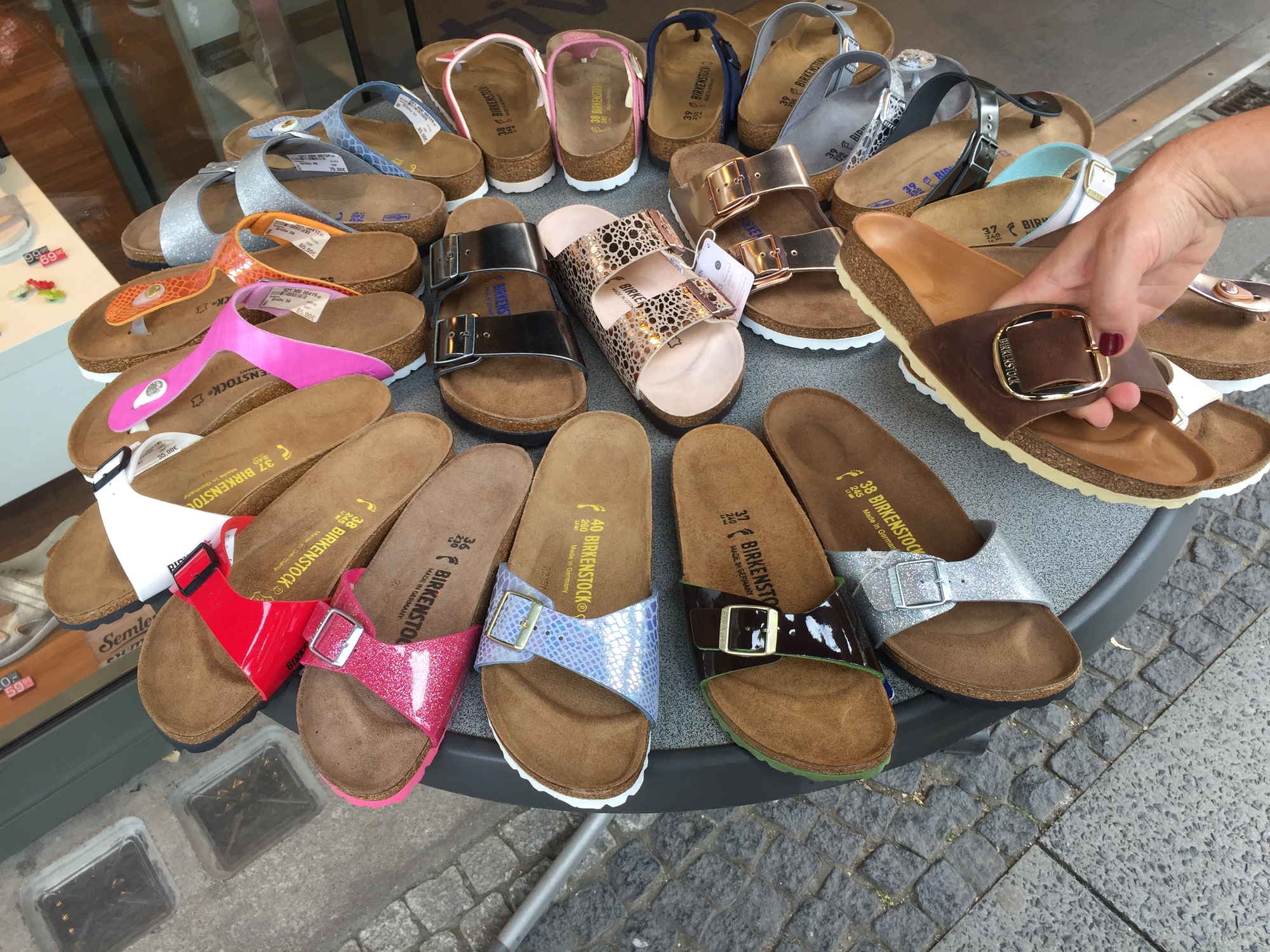 Lidl este interzis să mai vândă sandale care imită modelele brandului Birkenstock în Olanda