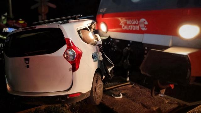 Accident feroviar în Iași: Un tren a lovit un autoturism cu șapte persoane la Ceplenița