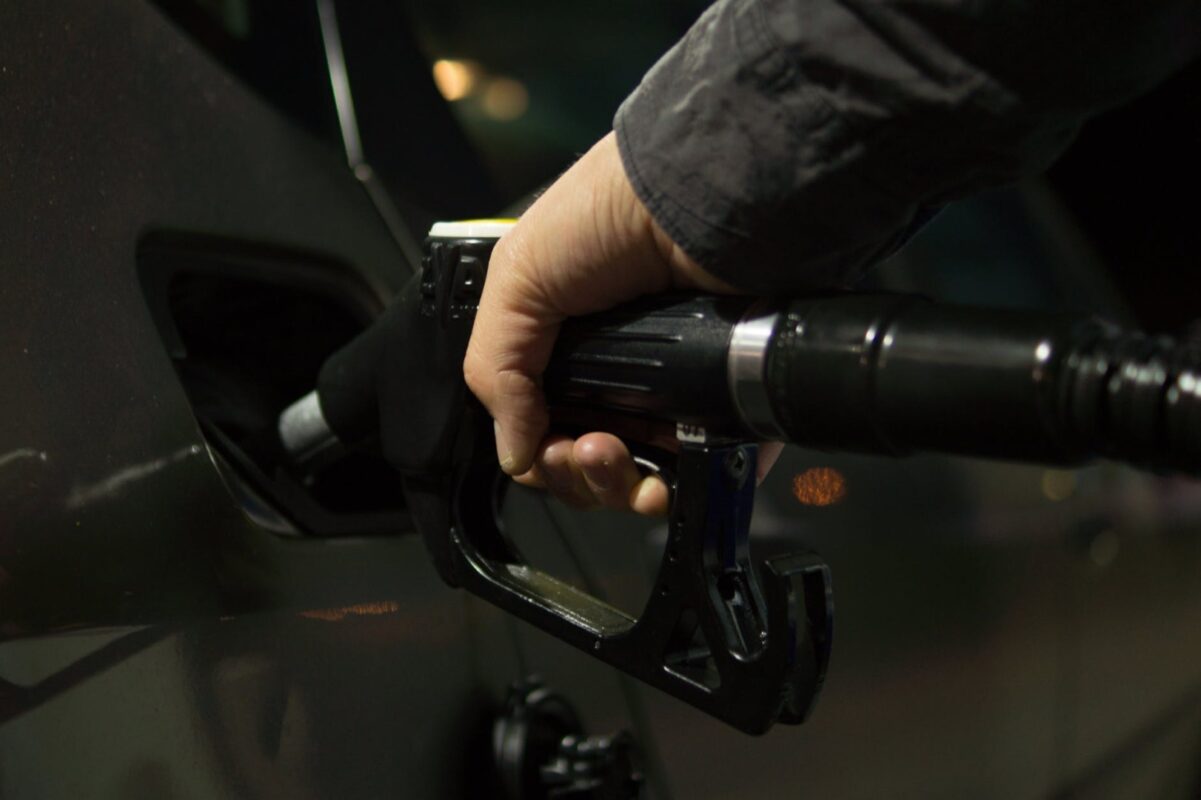 Prețul motorinei a depășit pragul de 11 lei în stațiile OMV Petrom, înainte de o scădere rapidă