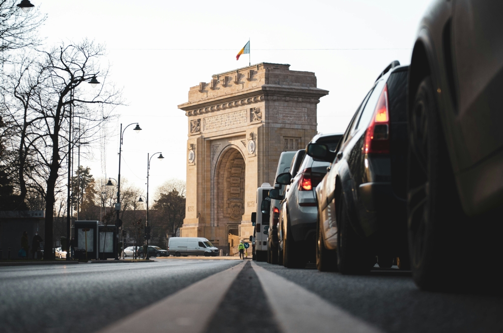 Restricții de trafic în București: vehiculele de curierat și aprovizionare ar putea fi interzise la orele de vârf