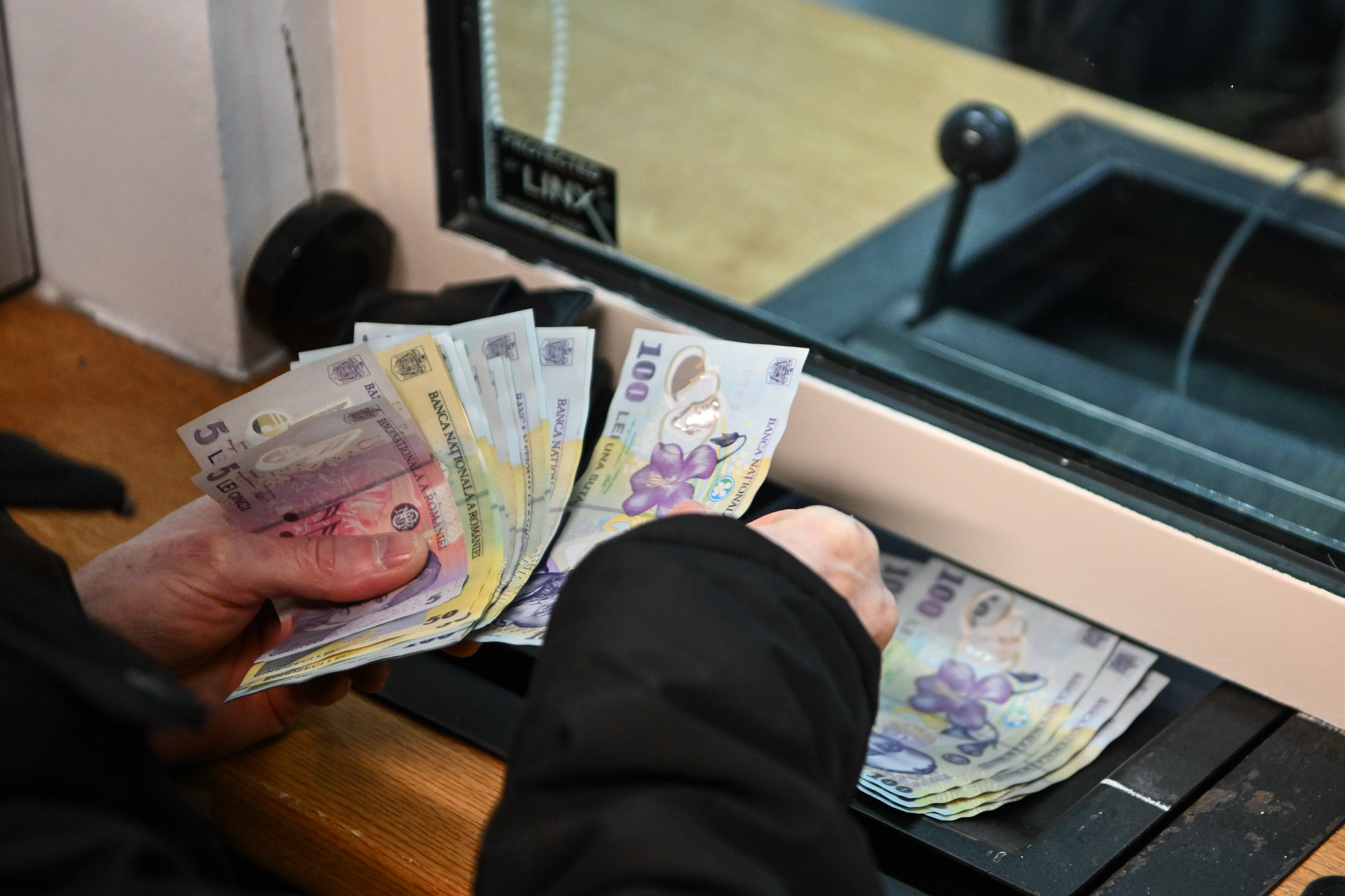 Salariile au crescut, dar puterea de cumpărare a scăzut în 2025. Analiza datelor INS