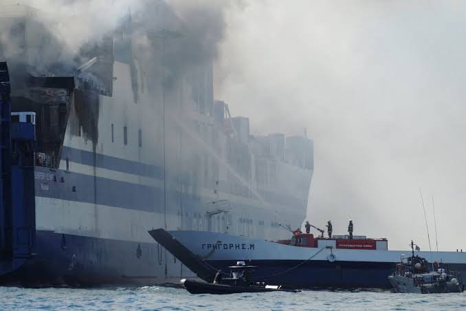 Incendiu masiv la bordul unui feribot de marfă în largul insulei Mykonos
