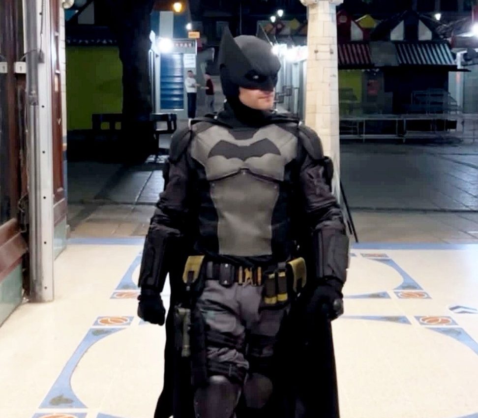 Un bărbat costumat în Batman a recuperat o poșetă furată în Anglia, după ce a escaladat un zid