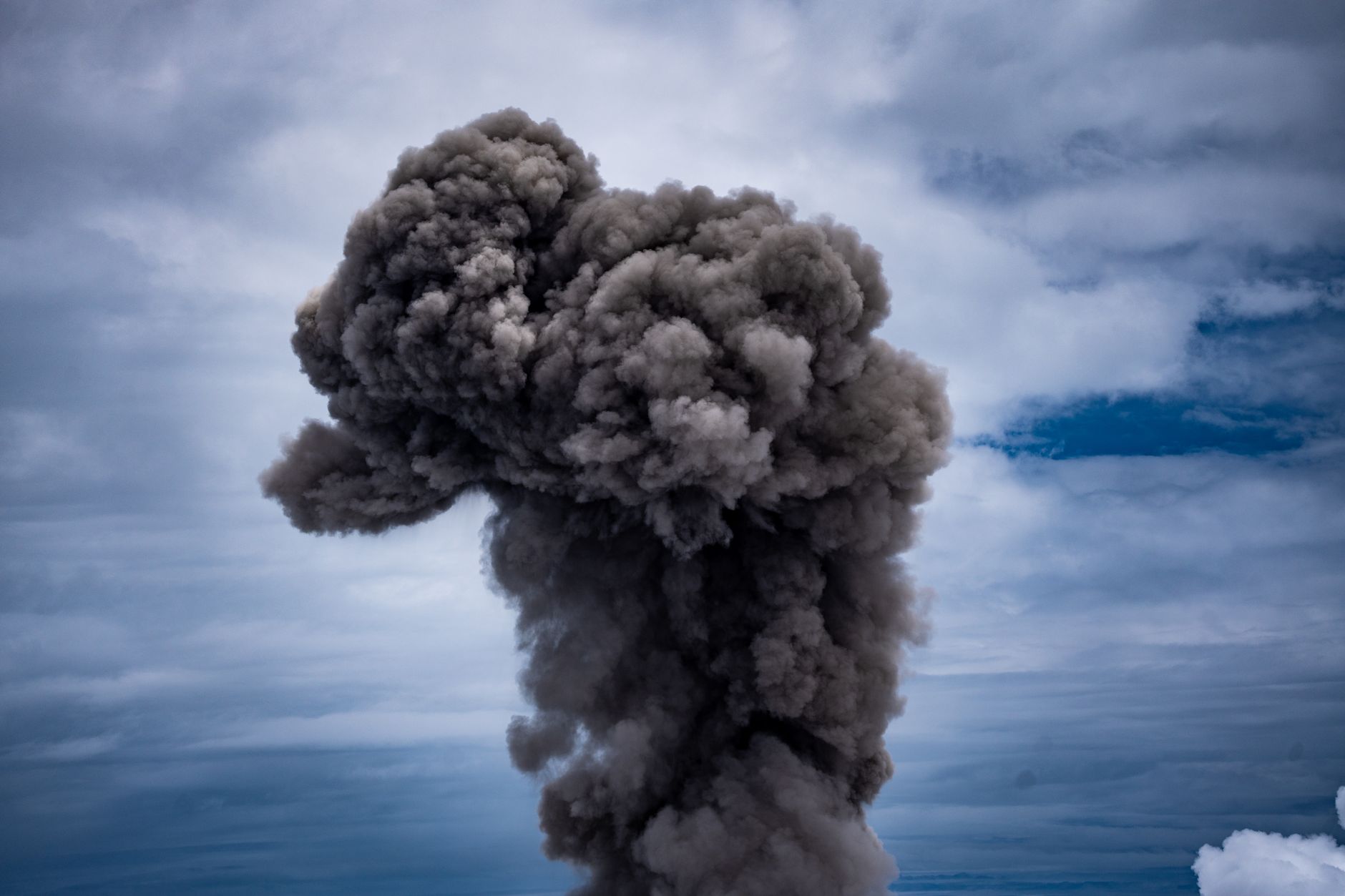 Alertă roșie în Sicilia: Vulcanul Etna a suspendat traficul aerian de la aeroportul din Catania