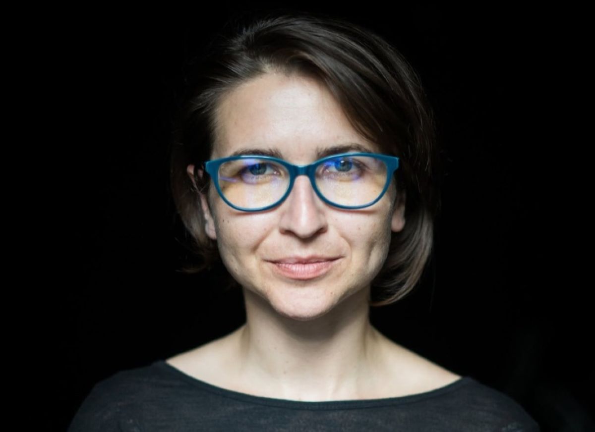 Maternitatea fără idealizări: Regizoarea Leta Popescu prezintă spectacolul „Lapte negru” la Nottara