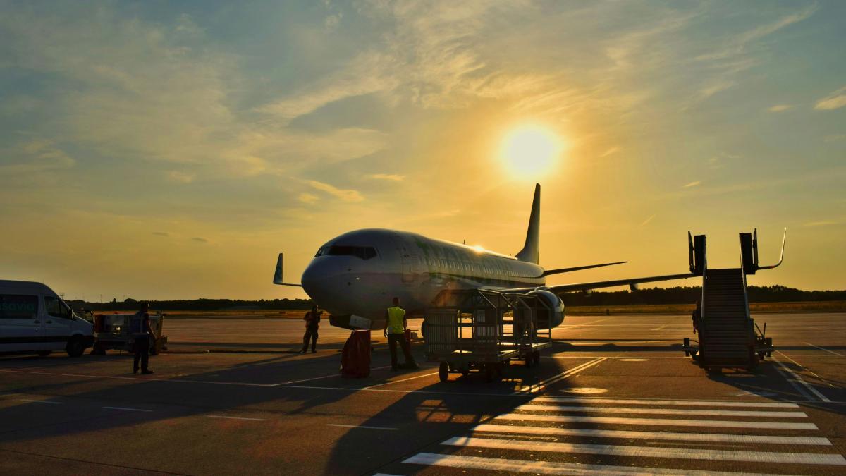 Erupția vulcanului Etna suspendă traficul aerian în Sicilia: Aeroportul din Catania este închis
