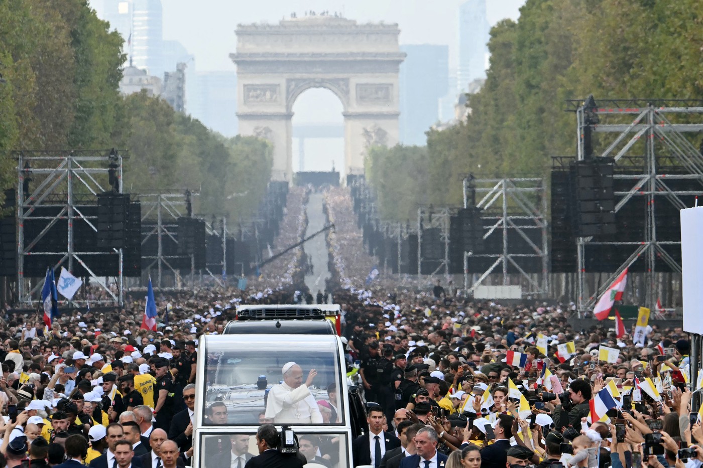 Sute de mii de oameni în Paris pentru slujba oficiată de Papa Leon al XIV-lea în Place de la Concorde