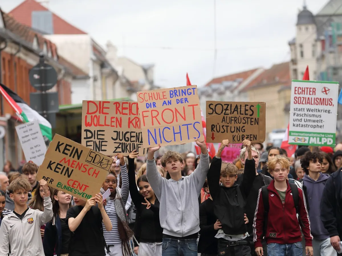 Proteste masive în Germania: Elevii se opun reintroducerii serviciului militar obligatoriu