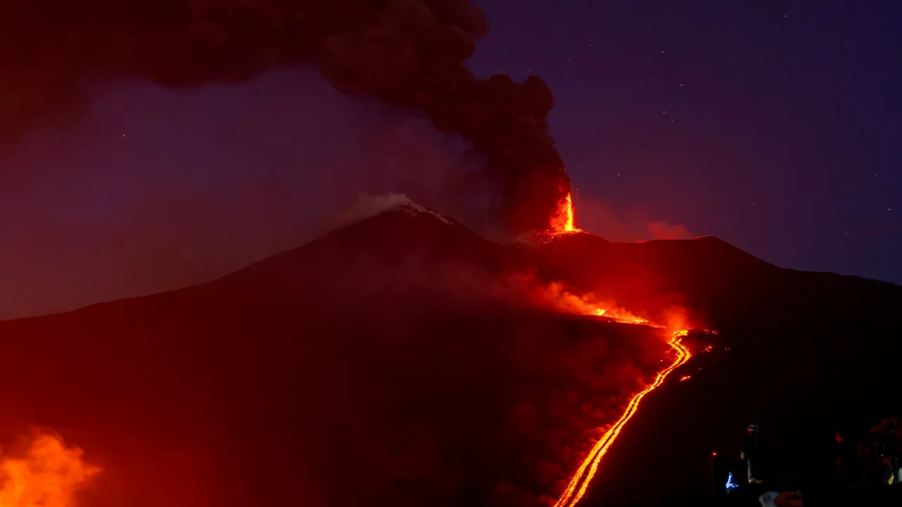 Atenționare MAE pentru românii din Sicilia: zborurile de la Catania sunt suspendate după erupția Etnei