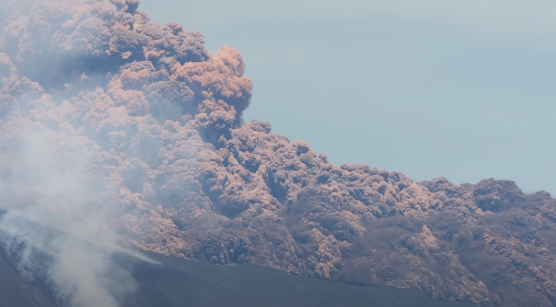Erupția vulcanului Etna suspendă traficul aerian în Catania: avertisment emis de MAE