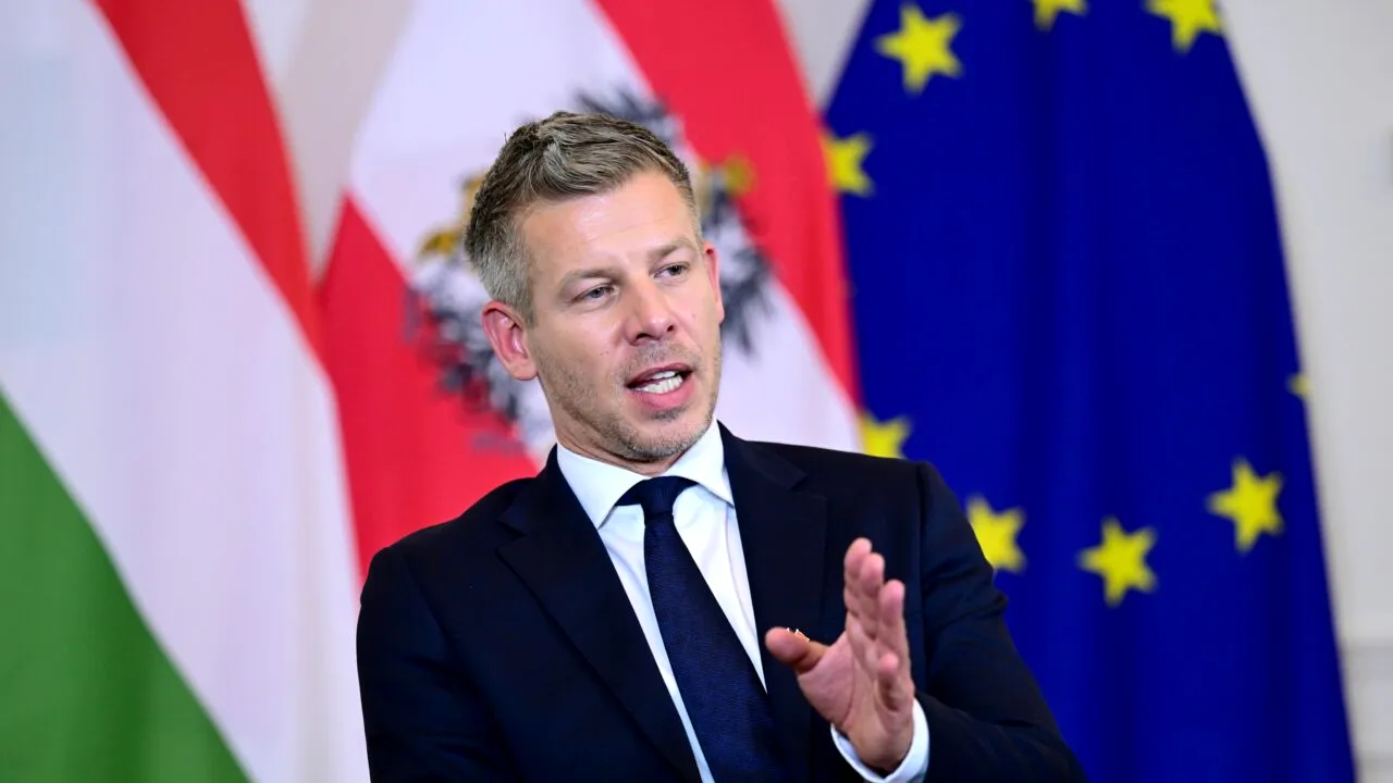 Premierul ungar Péter Magyar a fost atacat cu un ou în timpul unui miting la Szolnok
