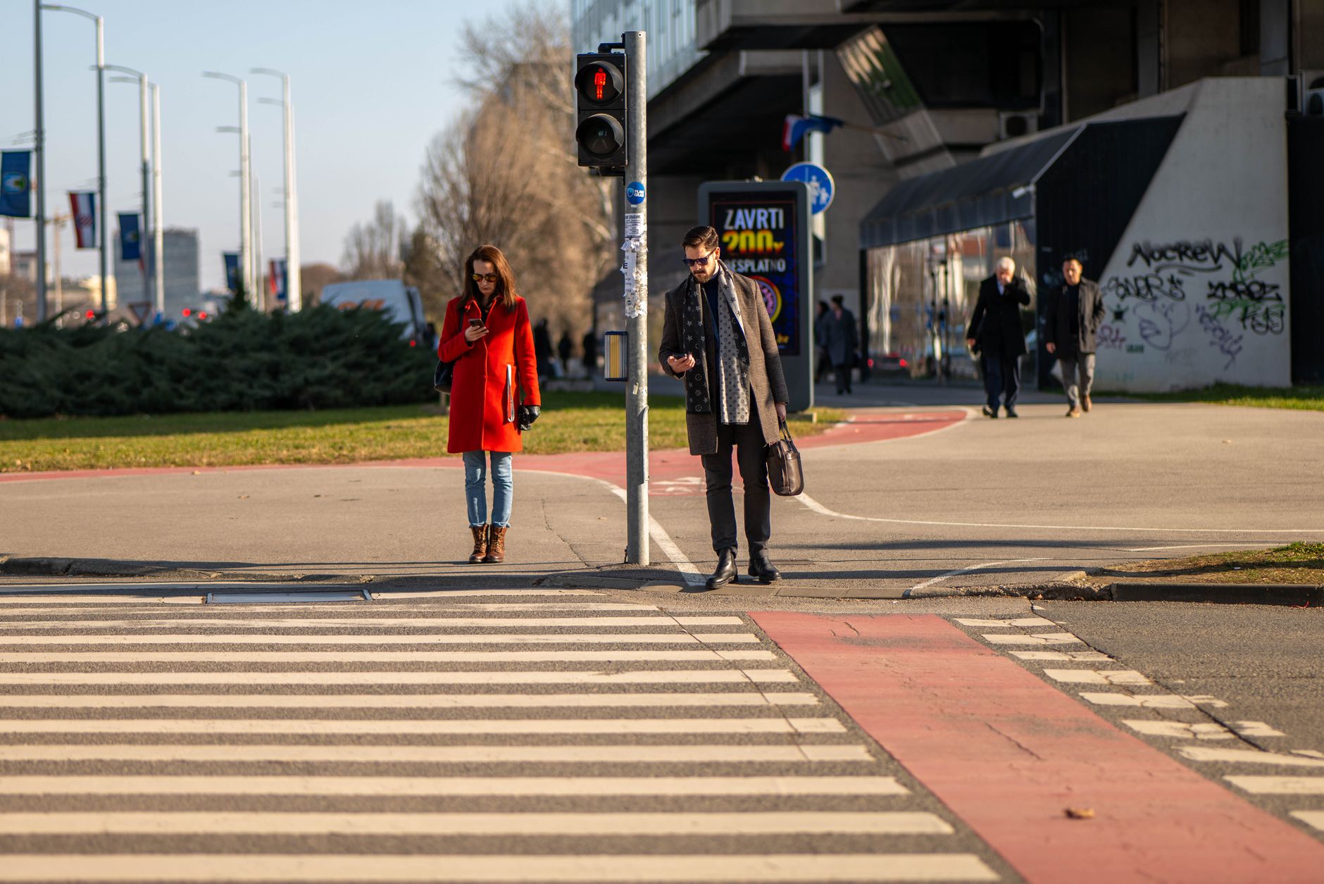 Italia pregătește noi amenzi pentru pietonii care folosesc telefonul în timpul traversării străzii