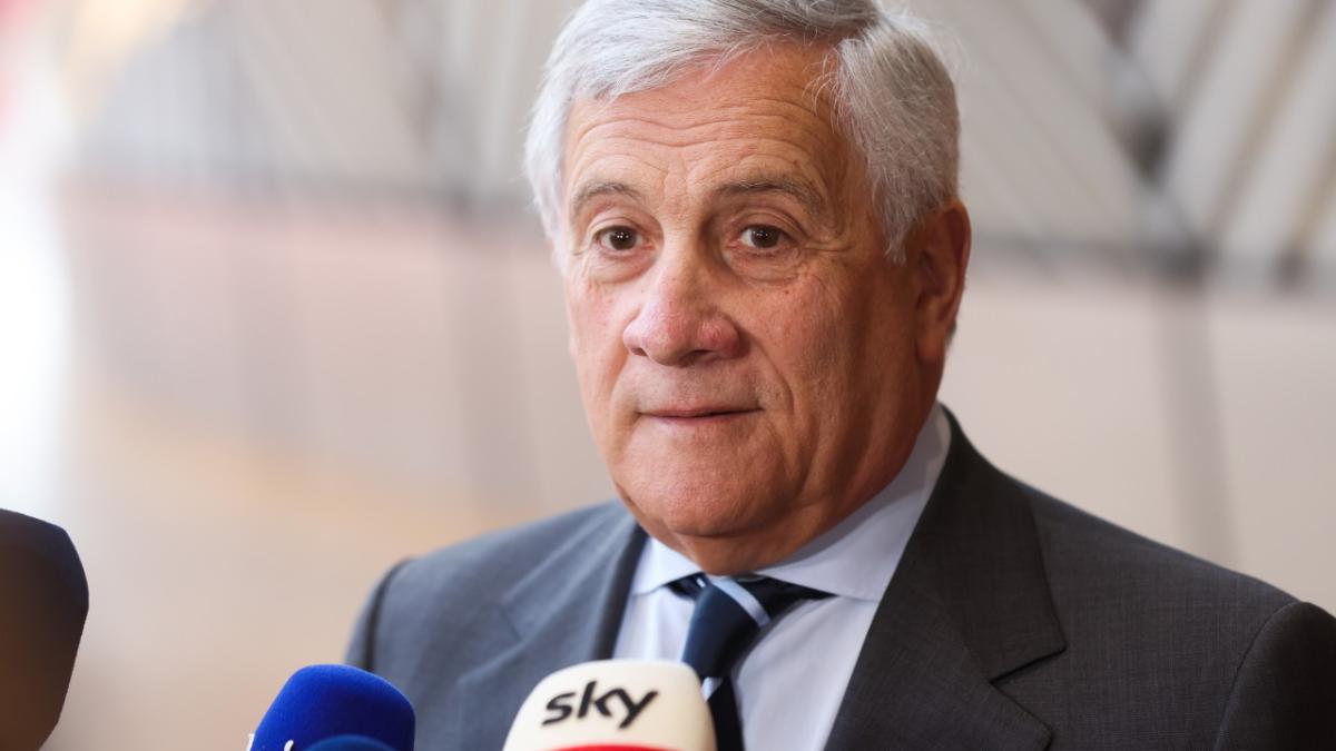 Scandal în Italia după declarațiile ministrului Antonio Tajani despre lungimea fustelor femeilor