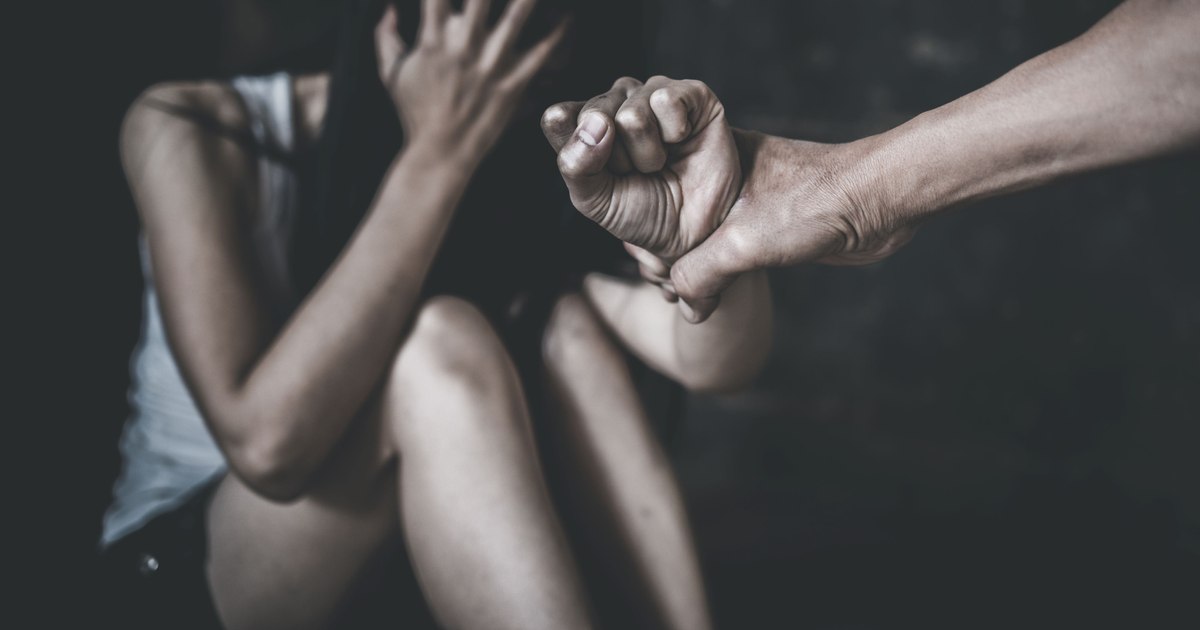 Agresiune brutală în Sectorul 5: o femeie a fost legată și lovită cu un topor de concubinul său