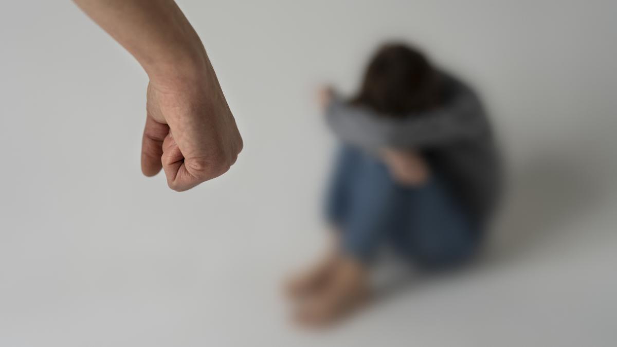 Bărbat din București, arestat după ce și-a sechestrat și bătut iubita cu un topor în Sectorul 5