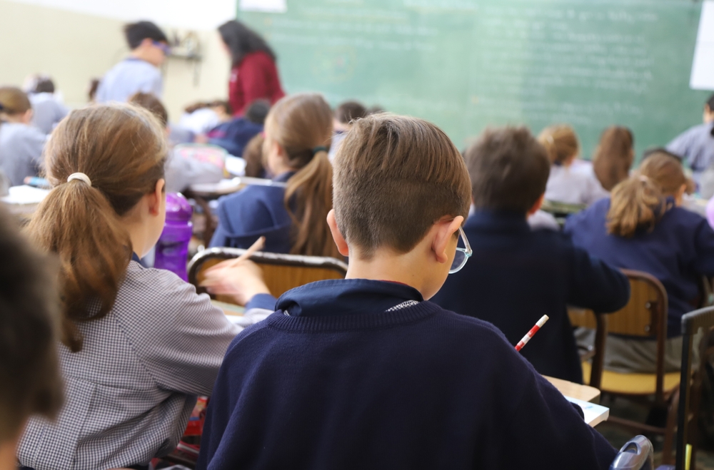 Elevii din România petrec mai puțin timp la școală decât media europeană, dar curriculumul este fragmentat
