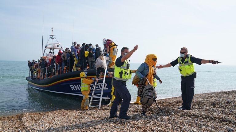 Alertă de securitate în Marea Britanie după sosirea unui cetățean rus pe coasta țării cu o barcă de migranți