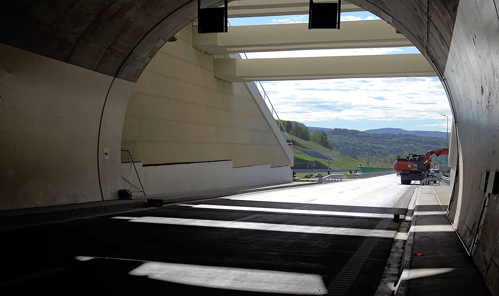 Primul tunel de autostradă din România este finalizat pe Autostrada Sibiu–Pitești