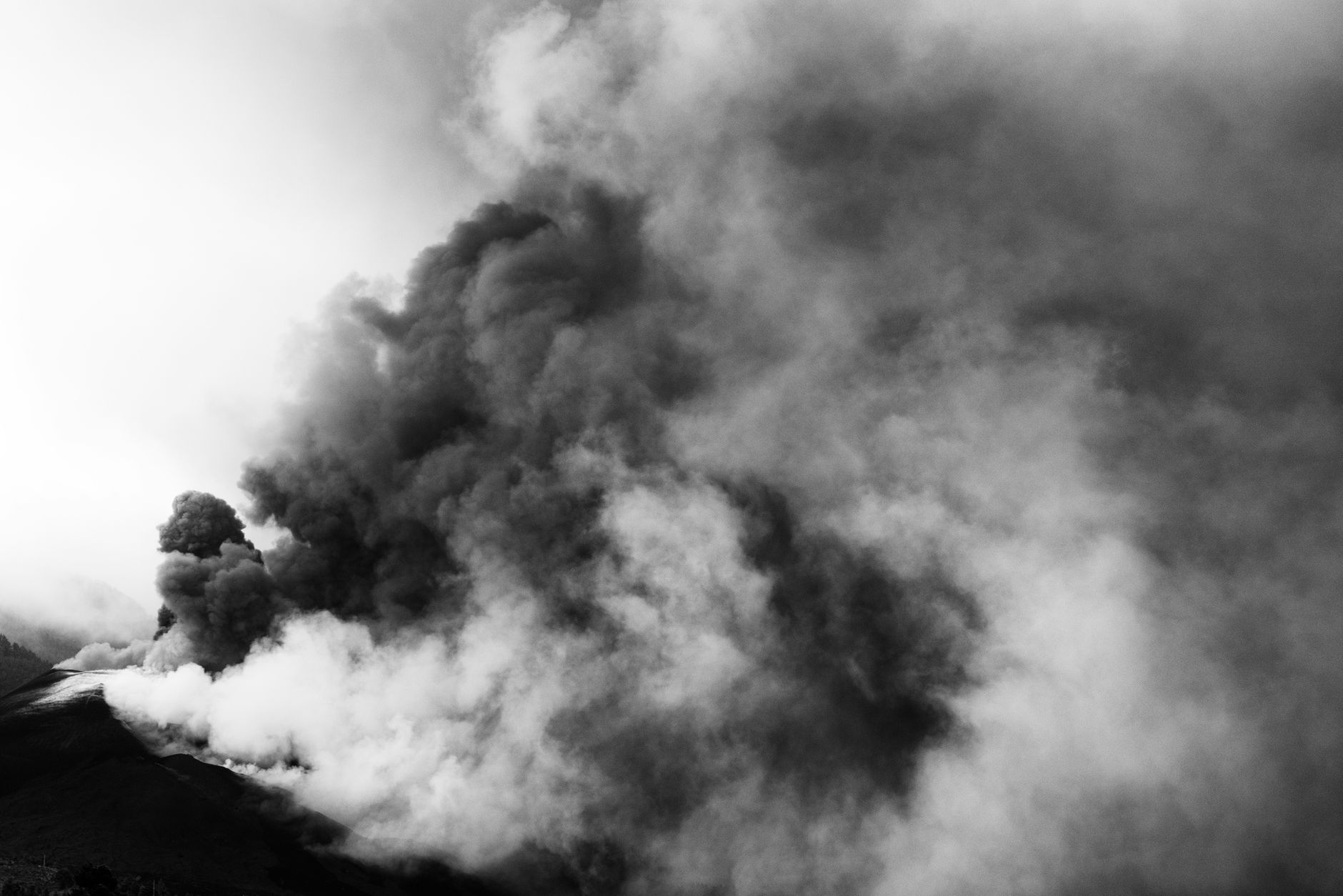 Traficul aerian în sudul Italiei este perturbat de erupția vulcanului Etna