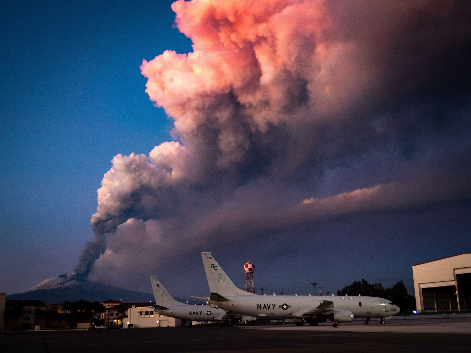 Aeroportul Catania este blocat de cenușa vulcanică de la Etna, zborurile fiind suspendate