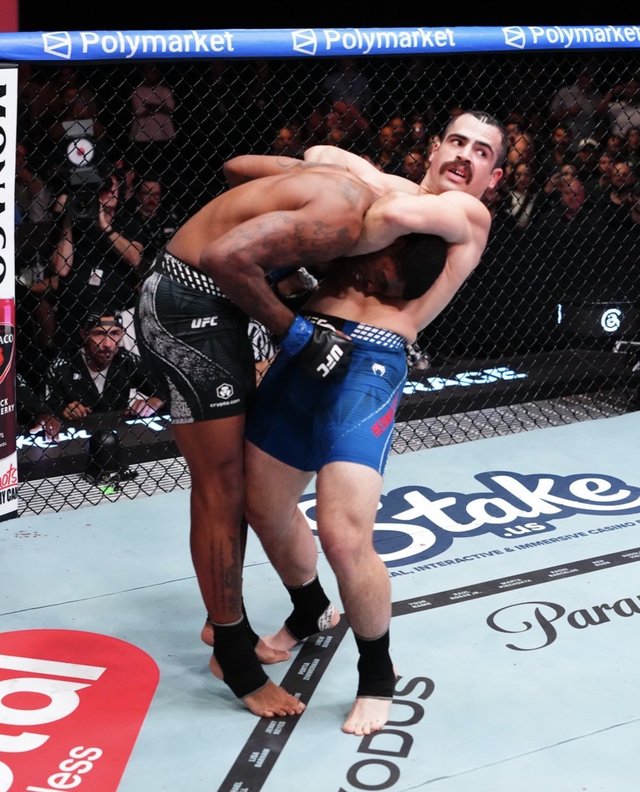 Luis Hernandez l-a învins rapid pe Sedriques Dumas la UFC Vegas: un polițist în fața unui fost deținut