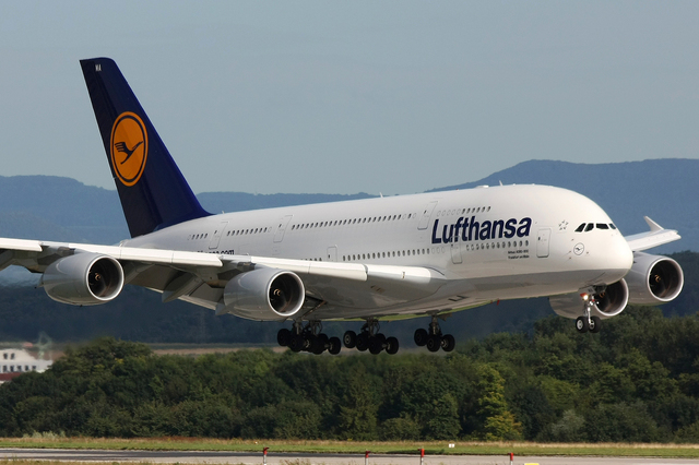 Incident cu o baterie externă la bordul unui avion Lufthansa: aeronava a fost deviată de urgență către Lyon
