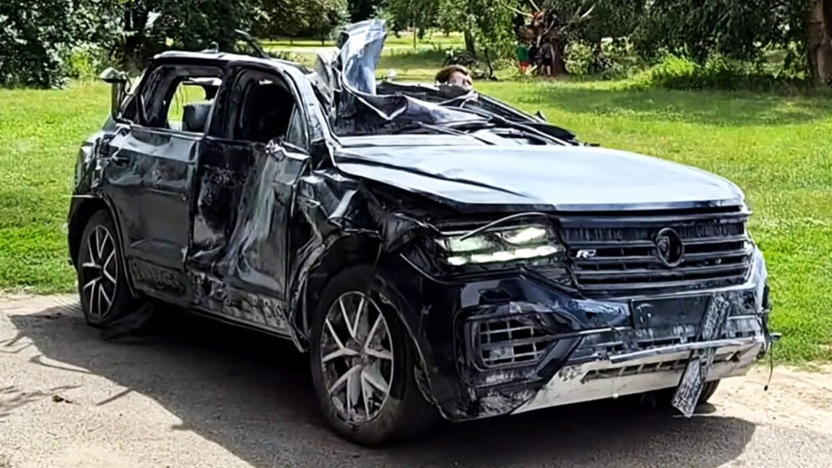 Un SUV Volkswagen Touareg a supraviețuit unei explozii de rachetă balistică în Ucraina