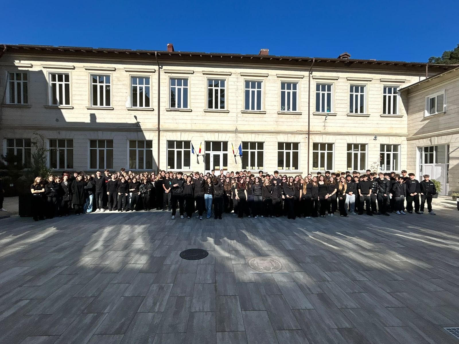 Mii de elevi au protestat prin purtarea hainelor negre împotriva uniformelor obligatorii