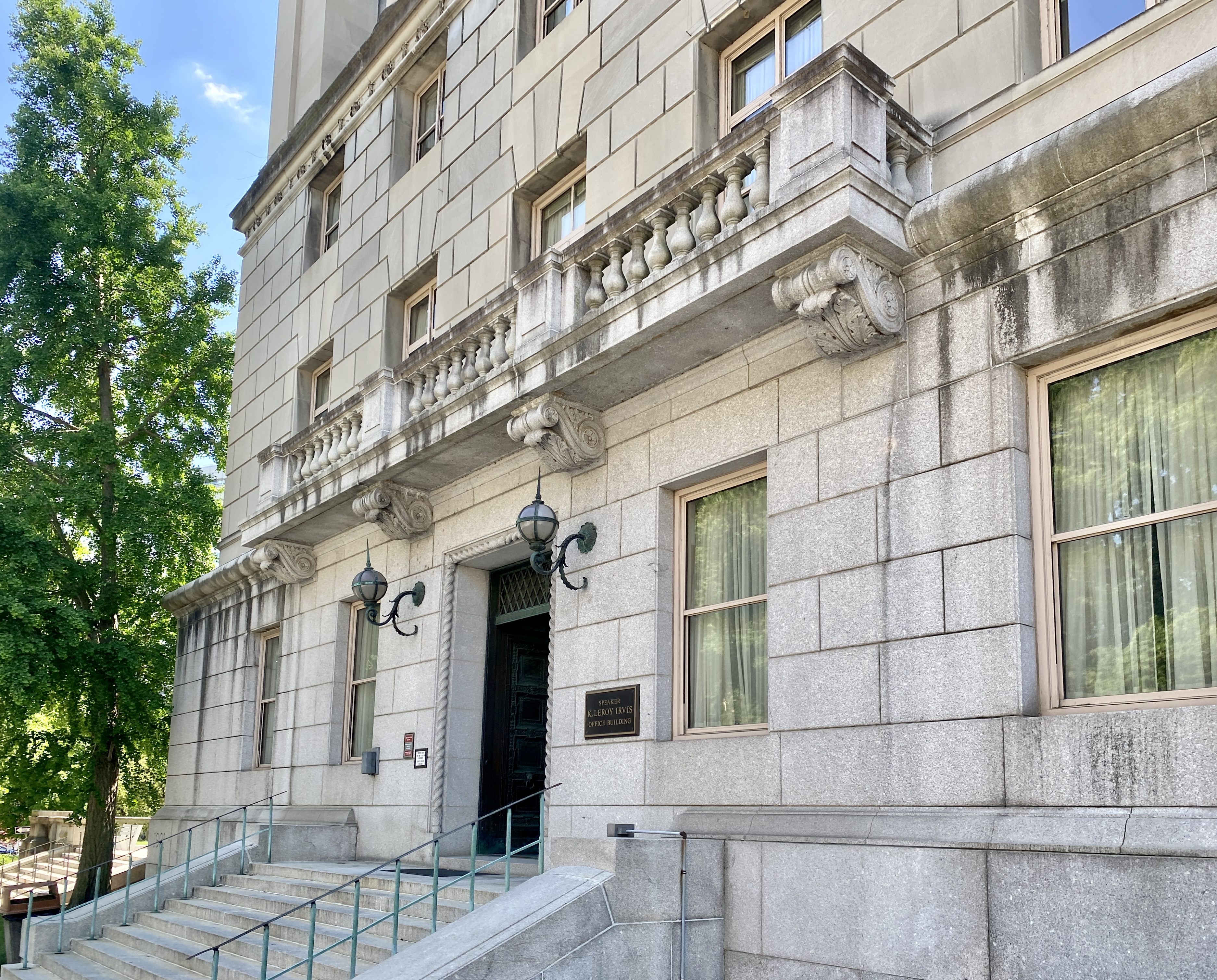 Ungaria: Fost ministru reținut după ridicarea imunității, în timp ce altul refuză să părăsească Parlamentul