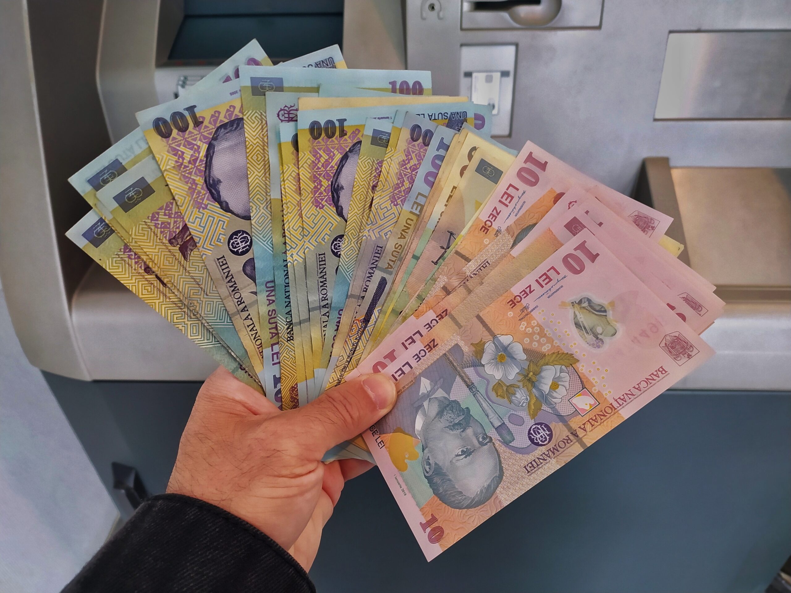 Mii de români riscă suspendarea pensiilor din octombrie din cauza unor documente lipsă