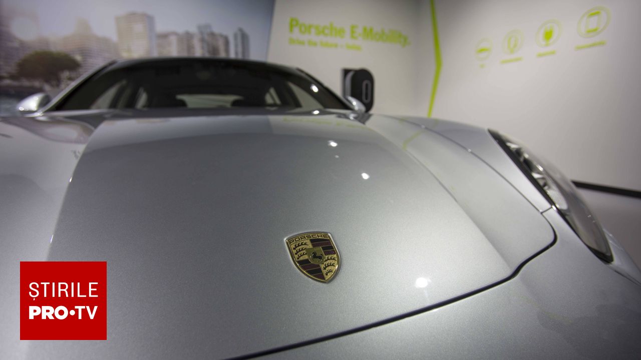 Un proprietar de Porsche din China a transformat mașina într-un panou de afișe cu copii dispăruți