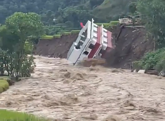 O clădire administrativă a fost înghițită de un râu în Nepal, în urma unei alunecări de teren masive