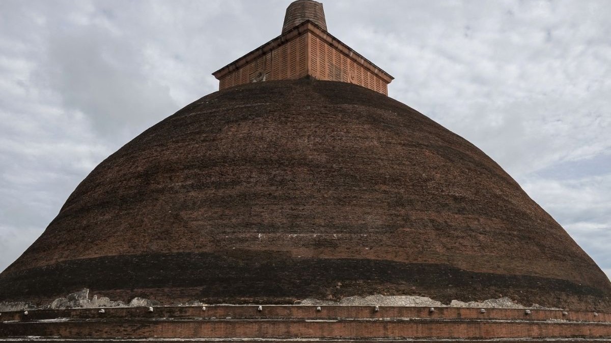 Jetavanaramaya, stupa budist construită din 93 de milioane de cărămizi, domină peisajul din Sri Lanka