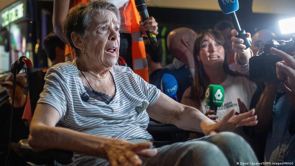 O femeie de 87 de ani se întoarce în apartamentul din Madrid după protestele masive împotriva evacuărilor