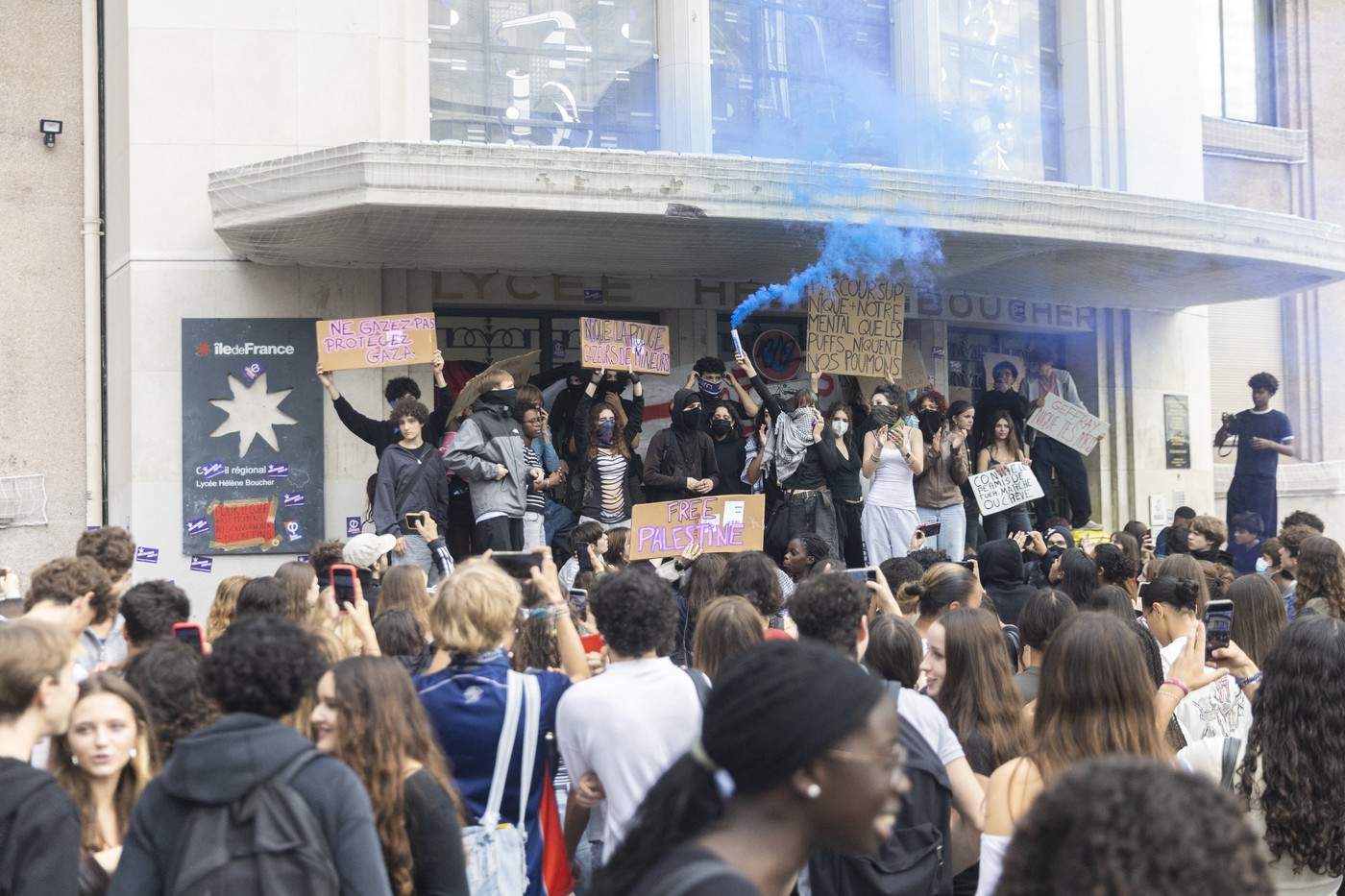 Proteste violente în Franța: Liceenii au blocat școlile și s-au confruntat cu poliția